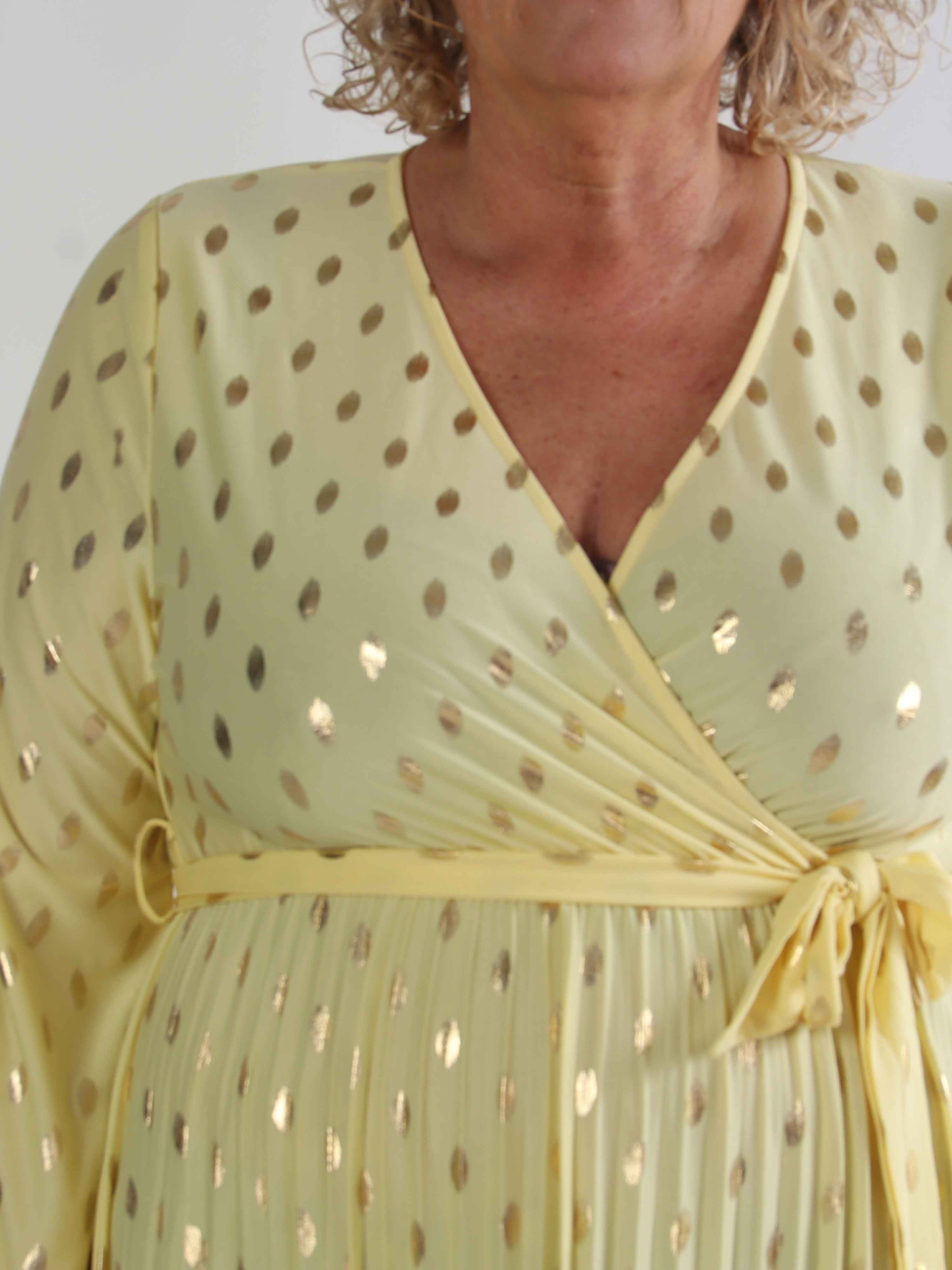 Silvija Dot - Lang plus size kjole med guld dutter og plisseret skørt